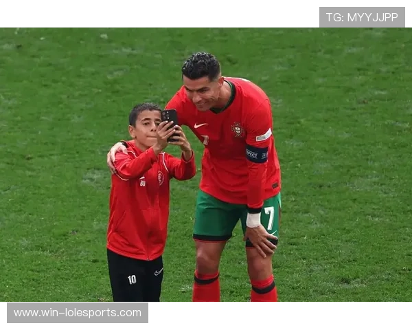 英国足球球星与小球迷携手共筑梦想桥梁见证足球热情传递