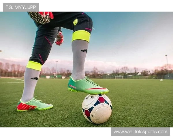 足球场上脚下生风 球星们的技艺与魅力完美融合