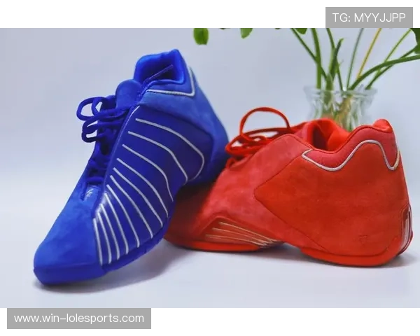 足球明星脚下的鸳鸯鞋揭示了个性与运动科技的完美融合