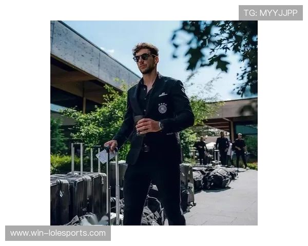 足球球星专属衣架设计揭秘 如何将体育与时尚完美融合